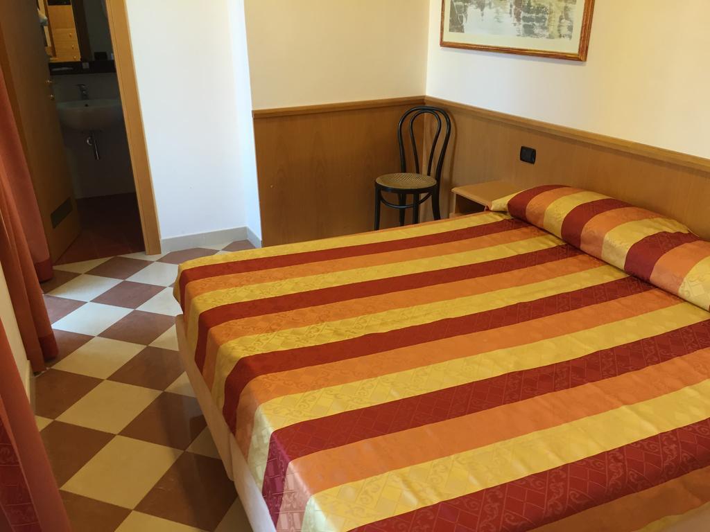 Hotel Fiorella Senigallia Cameră foto